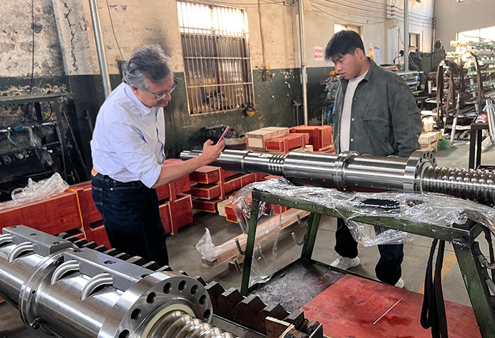 Visite a fábrica | Clientes europeus visitam a fábrica