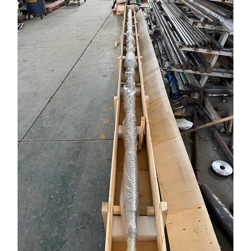 Entrega diária | O fuso de esferas modelo 10020 tem até 8 metros de comprimento.